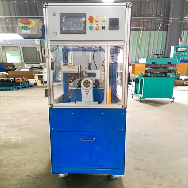 Macchina automatica per la smussatura dei tubi