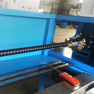 Mangueira envolvida por m&aacute;quina autom&aacute;tica de embalagem de mangas protetoras em espiral de mangueira